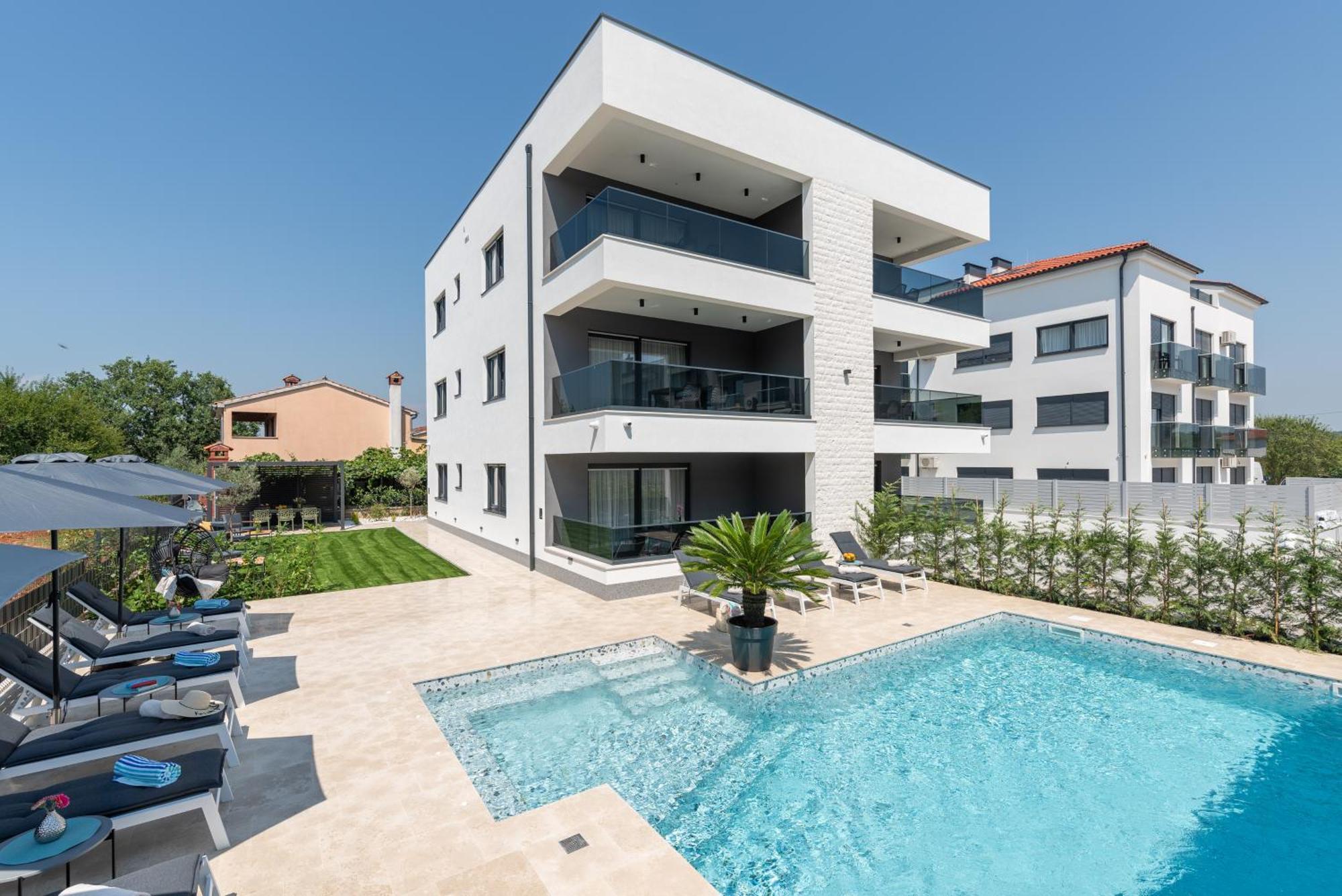 Alex Luxury 1