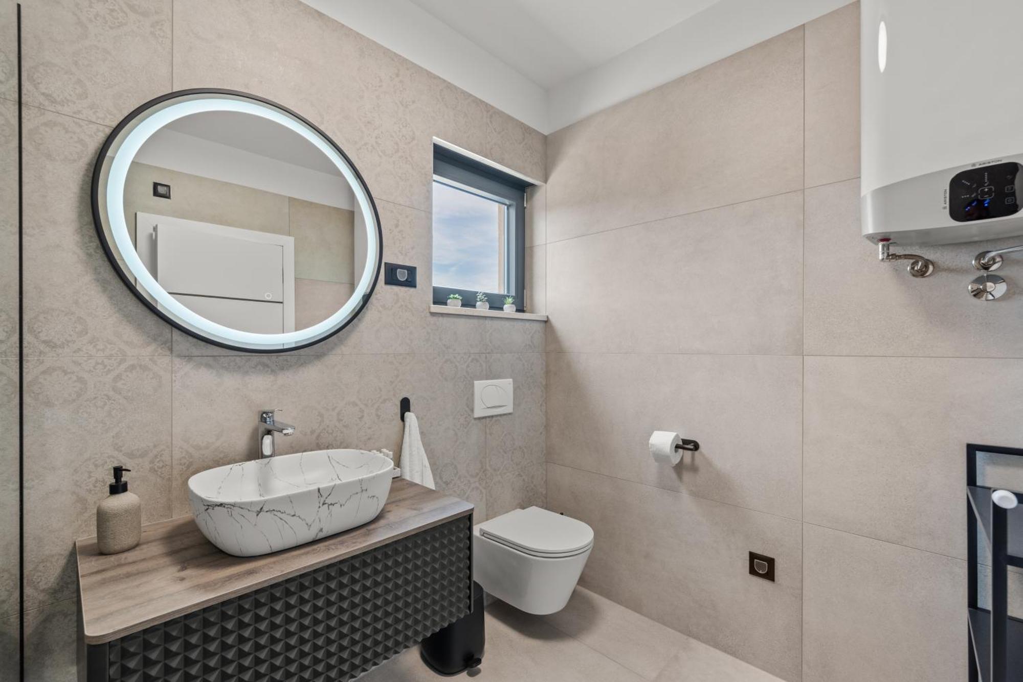 Alex Luxury 1