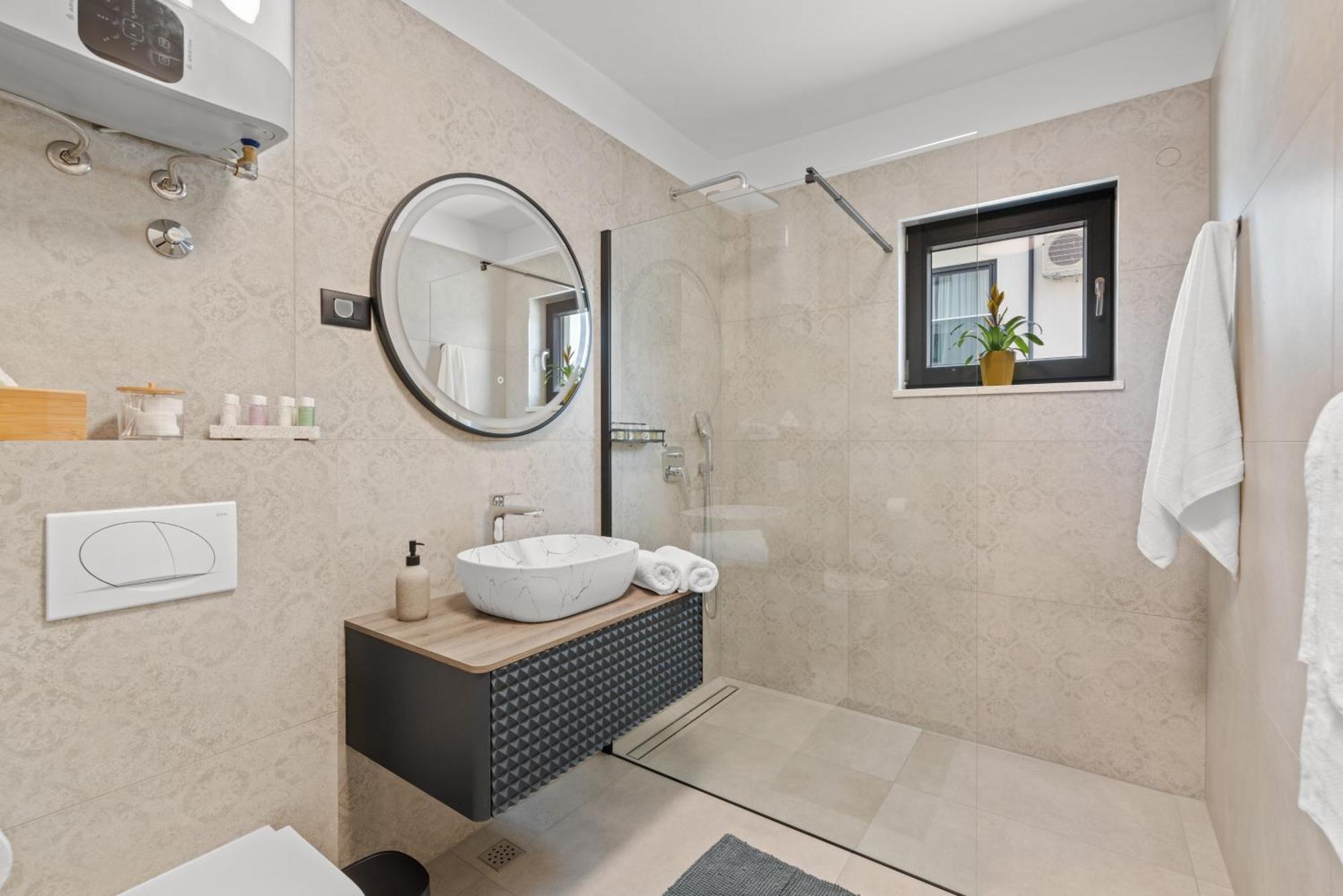 Alex Luxury 1