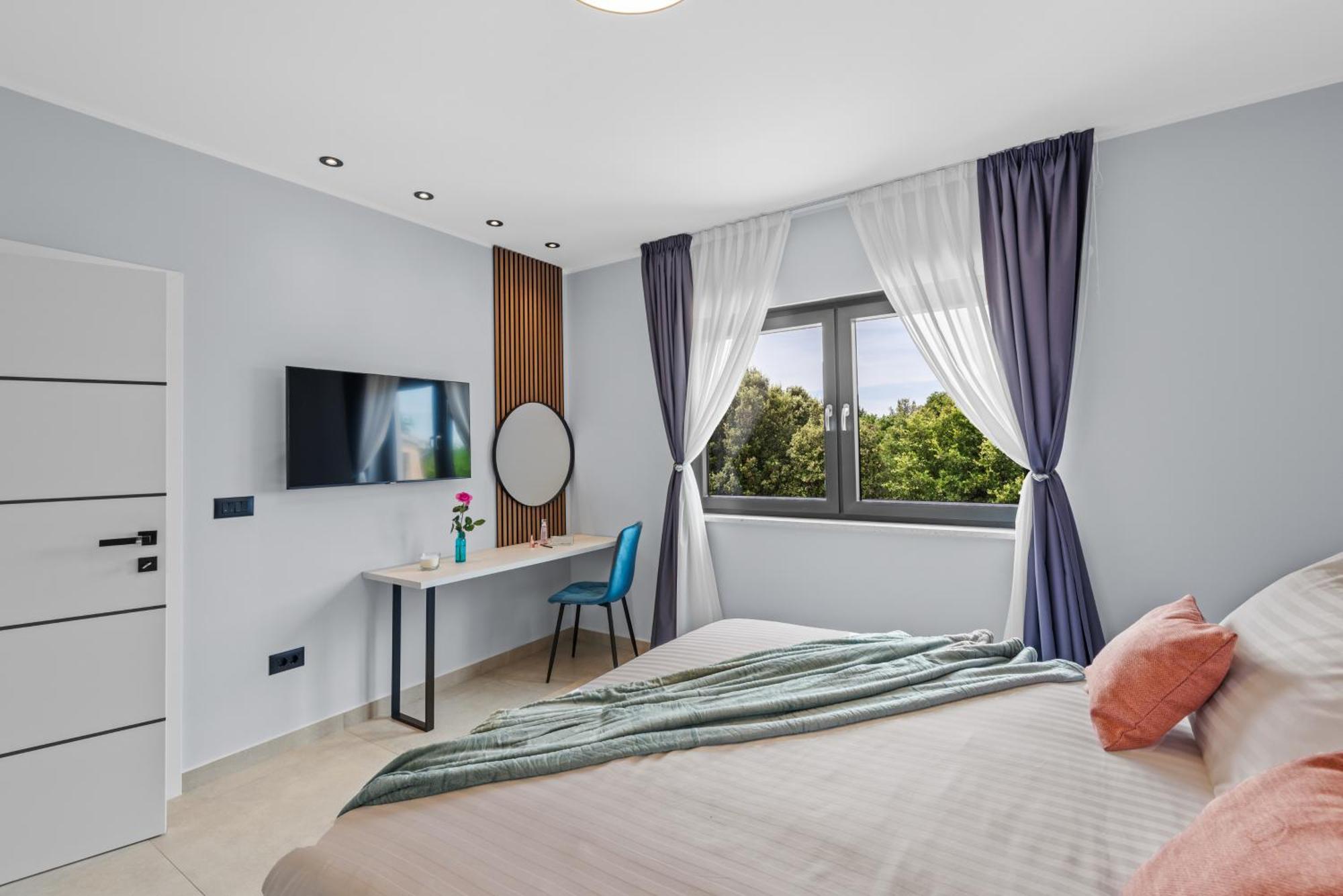 Alex Luxury 1 *