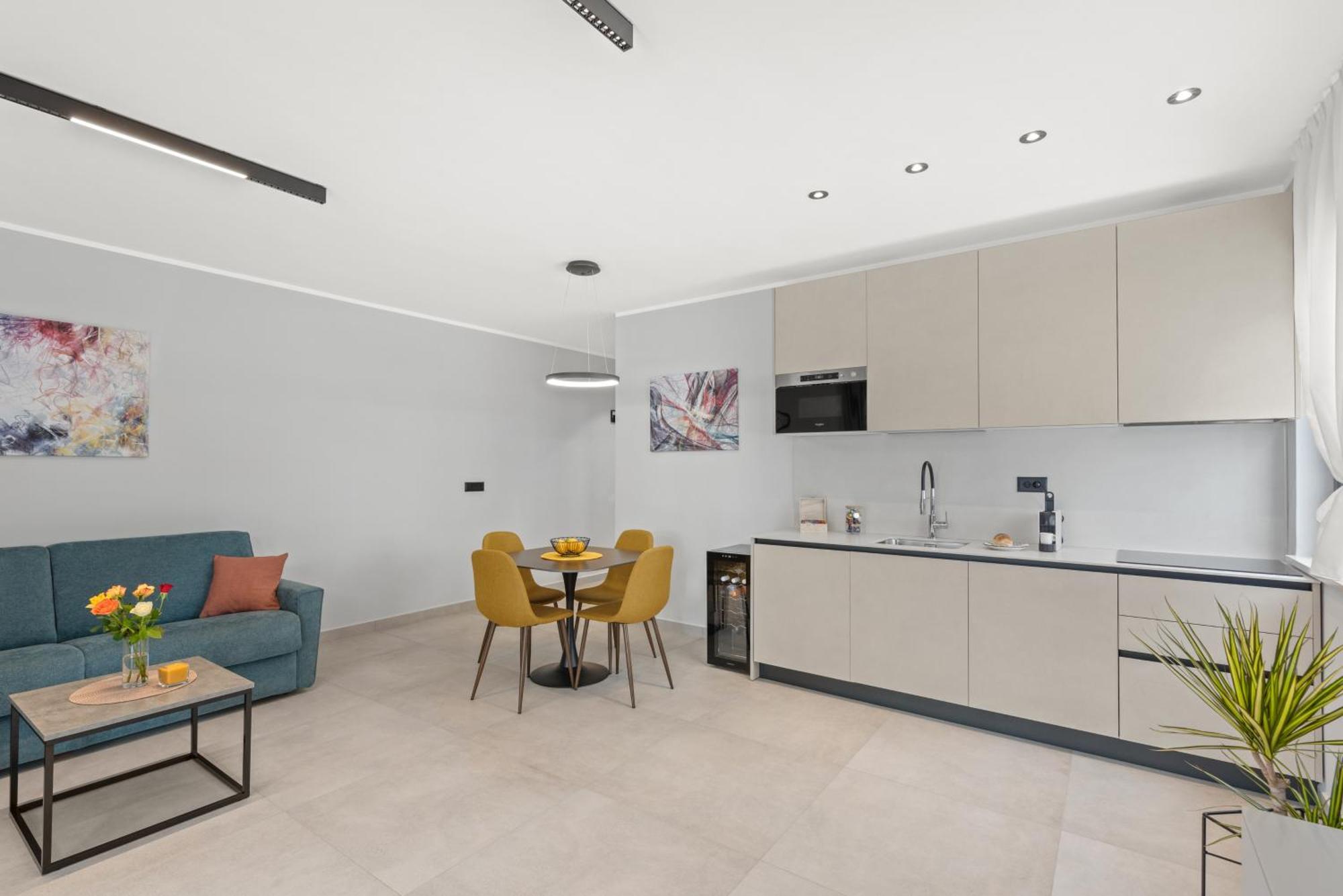 Alex Luxury 1
