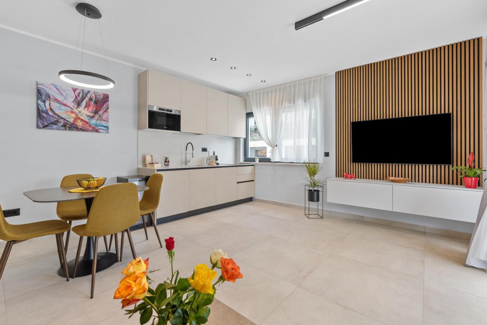 Alex Luxury 1
