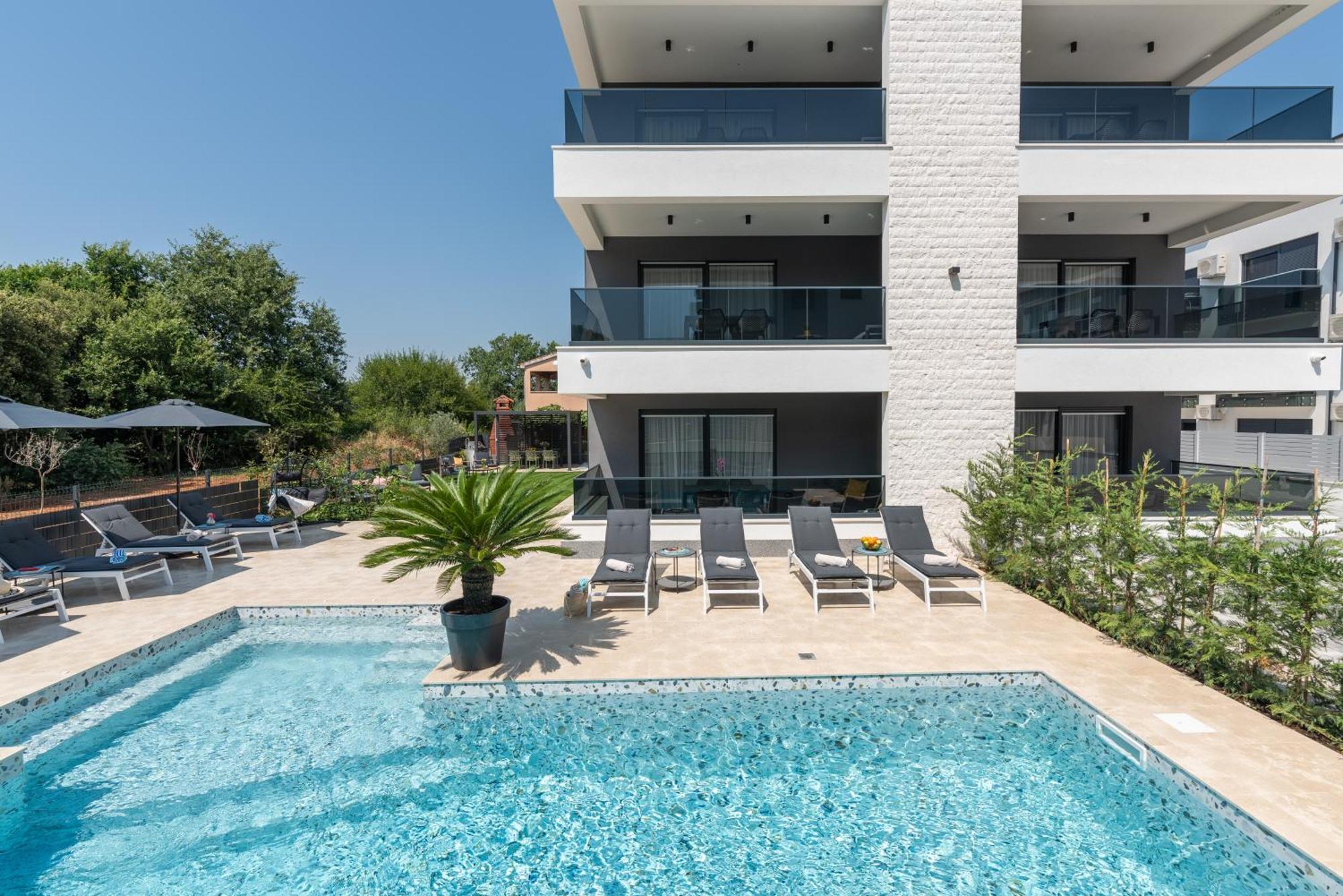 Alex Luxury 1 *