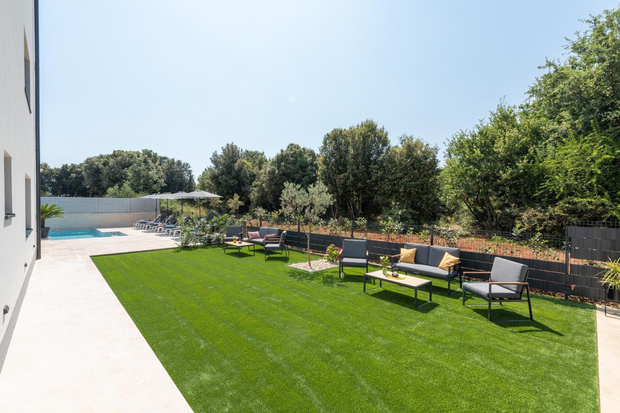 Alex Luxury 1 *
