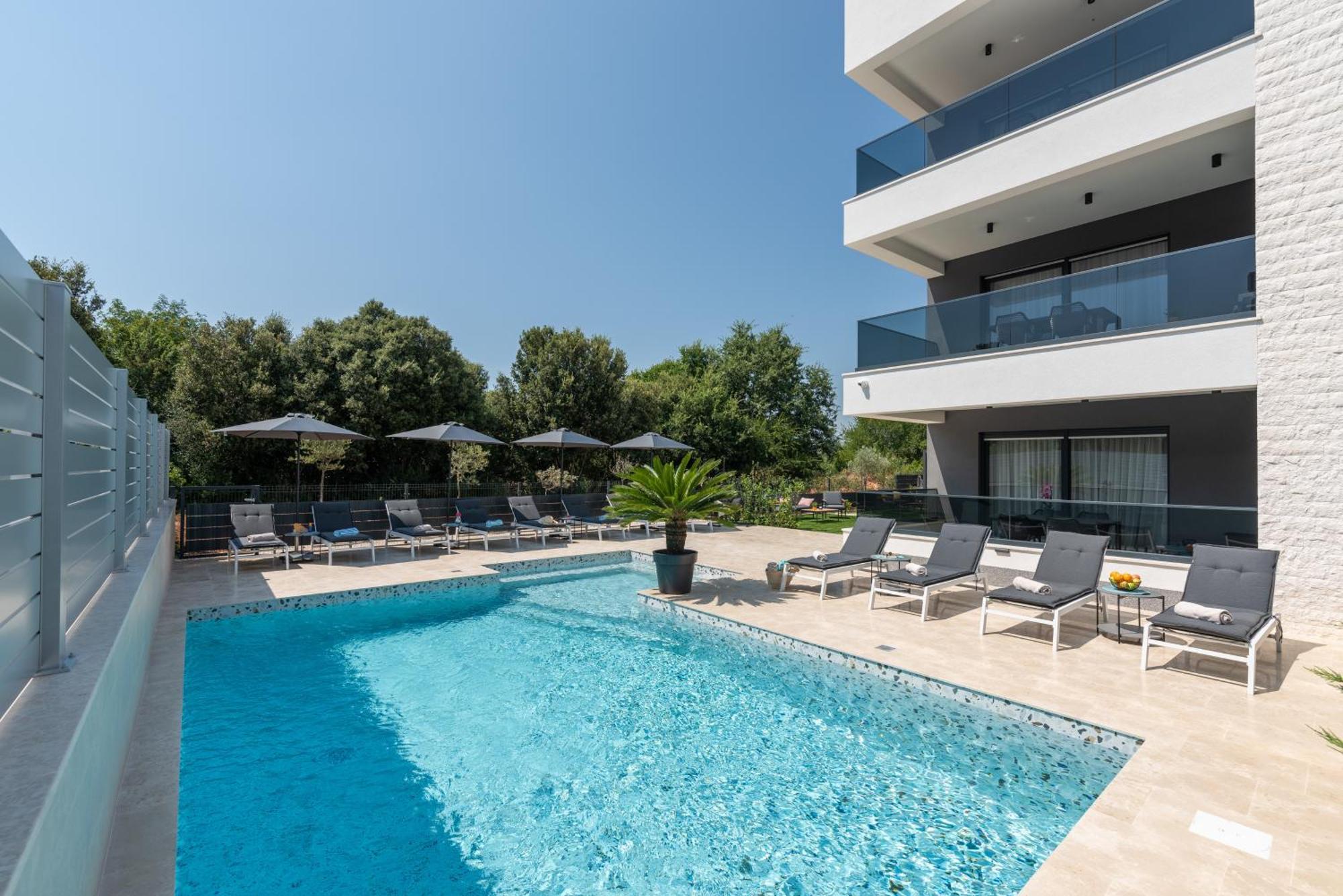 Alex Luxury 1