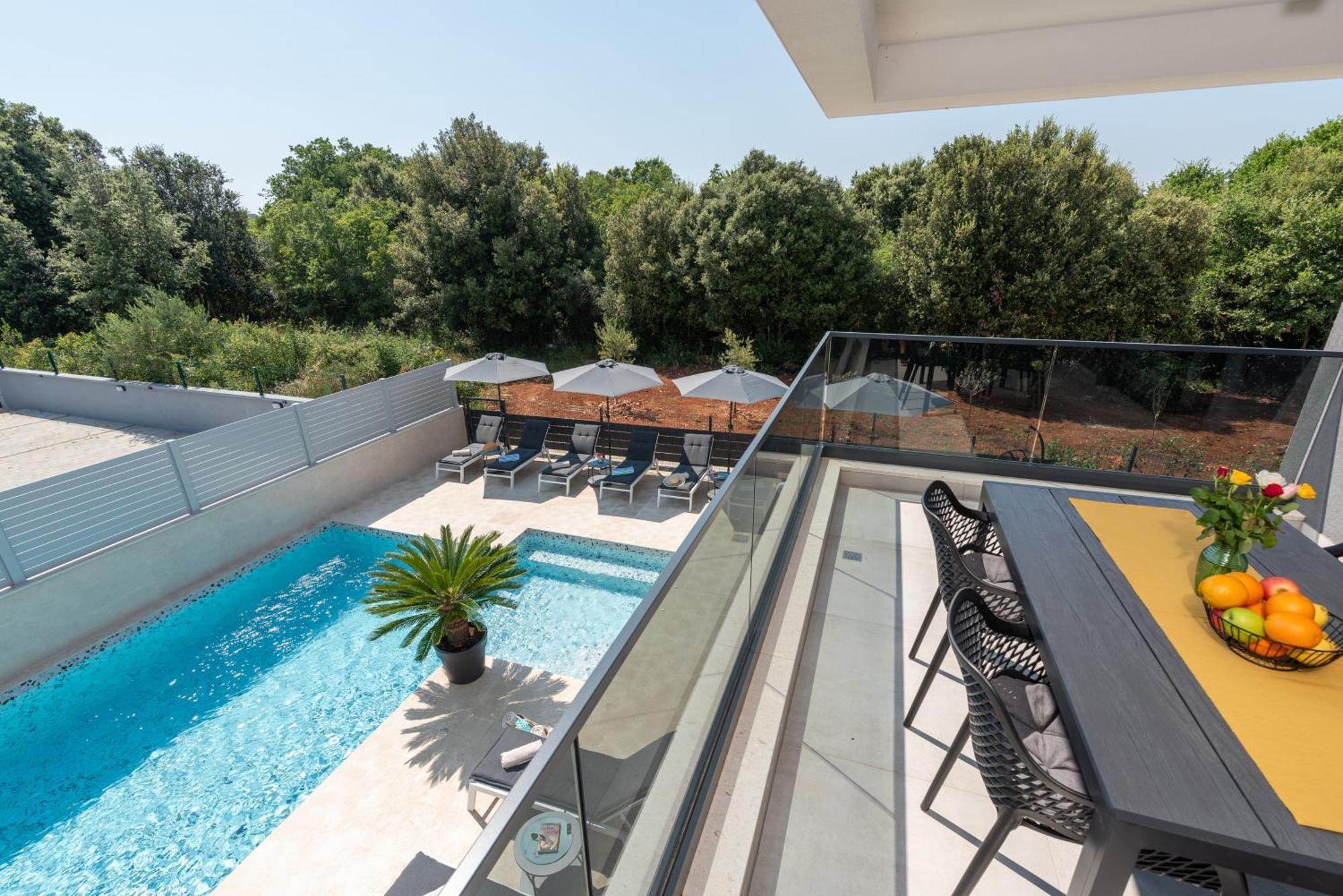 Alex Luxury 1