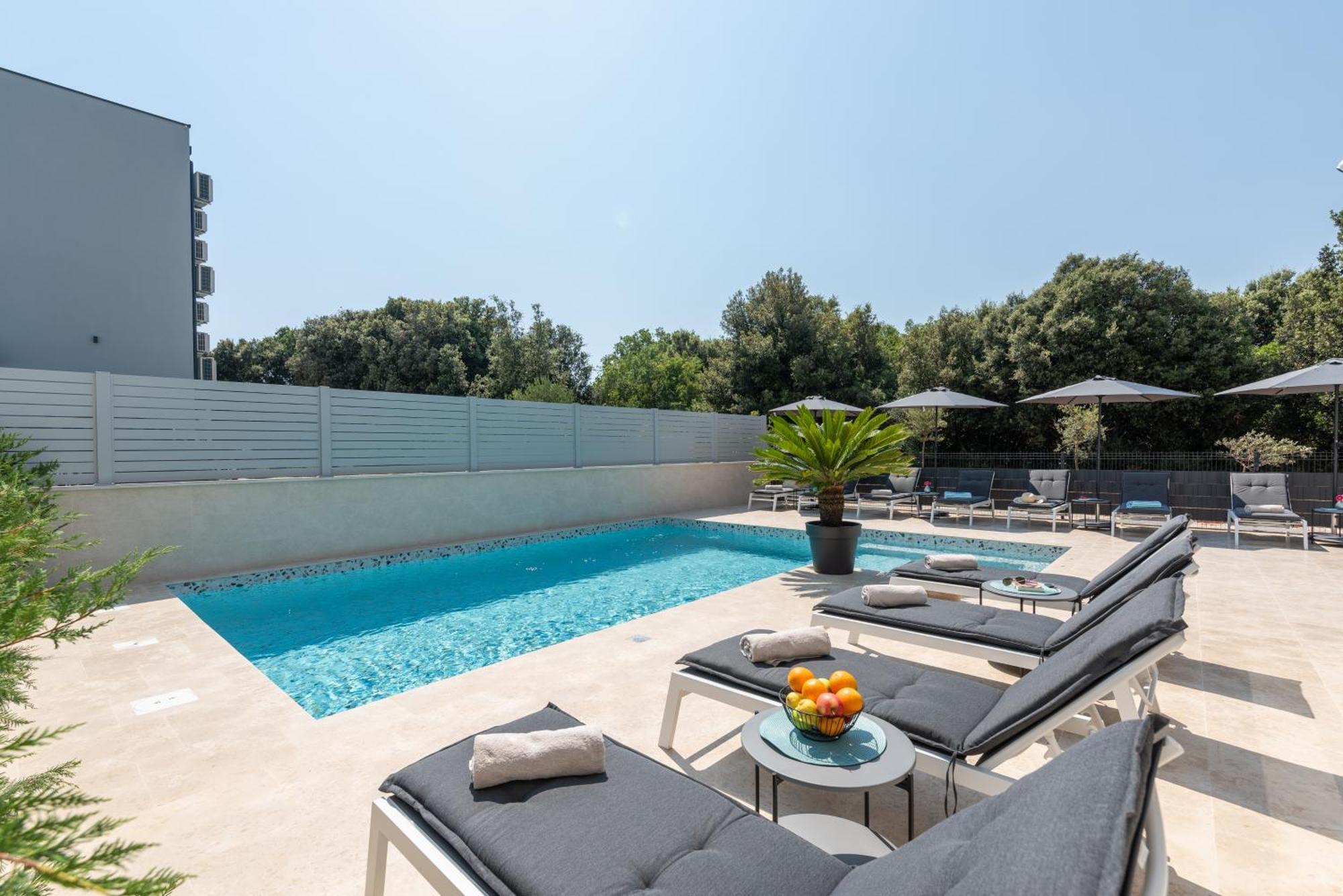 Alex Luxury 1 *